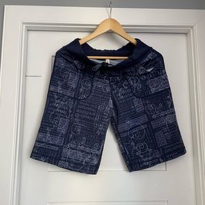 VINTAGE Lululemon knee length shorts with pockets